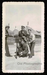 1942 Segunda Guerra Mundial Campamento Soldados Rifles Bayonetas Fijas Máscara de Gas Foto Antigua/De Colección-D238 - Imagen 1 de 1