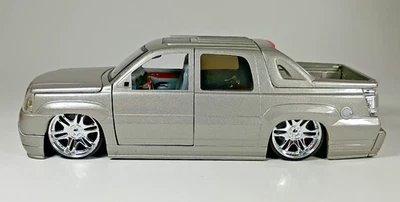 Jada Dub City 2002 Silver Cadillac Escalade, 1/24 Scale, Diecast Model. - Image 1 of 4