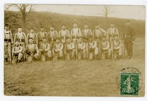 CARTE PHOTO CPA, un régiment pose en extérieur gradé fusil - Imagen 1 de 2
