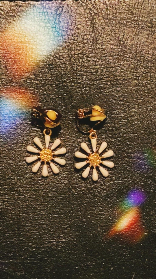 Pendientes de clip Claire’s Daisy NUEVO Foto 1 de 1