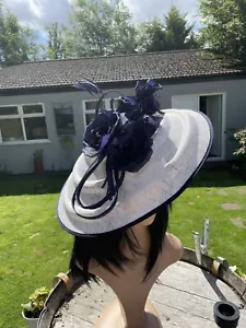 ELFENBEIN UND MARINEBLAU SCHEIBE HATINATOR HOCHZEIT ASCOT HUT ANLASS BRAUTMUTTER - Bild 1 von 3
