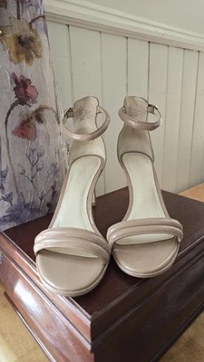 Tacones Kenneth Cole Milania charol nude talla 7,5 con forro de cuero Foto 1 de 4