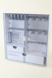 Original BERNINA-Zubehörbox für 130 - 163, 430, 440QE, 630 Art.-Nr.: 0303967203 - Bild 1 von 1
