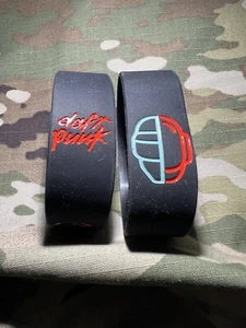 2x DAFT PUNK Silikon Armband 1" breit Veteranenbetrieben - Bild 1 von 1