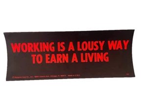 Vintage LUSTIGER ALTER AUTO Autoaufkleber/Schild Neon 60er FUNKTIONIERT MIESE ART, LEBEN ZU VERDIENEN - Bild 1 von 1