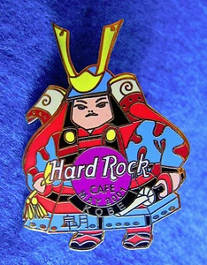 KOBE BEBÉ JAPONÉS MINI SAMURAI GUERRERO HOMBRE NIÑO MAYO 2001 Hard Rock Café PIN LE - Imagen 1 de 1