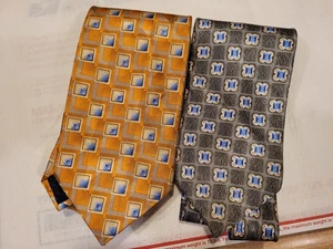 JOSEPH A BANKS ~ PAAR ~ geometrische Seidenkrawatten ~ GOLD MULTI & GRÜN MULTI - Bild 1 von 3