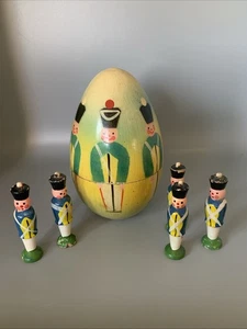 "Huevo de anidación de soldado vintage de 4,5"" con 5 mini soldados de madera". Mid Century - Imagen 1 de 13