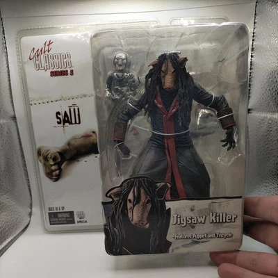 NECA Cult Classics Salón de la Fama Sierra 3 Rompecabezas Asesino Bata Roja Nuevo en Caja Foto 1 de 4