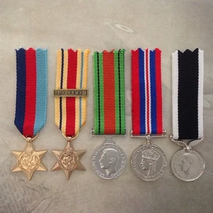 1939 - 45 , AFRICA STAR, DEFENCE, WAR + NZ WAR SERVICE MEDAL SET | GOLD TONE - Picture 1 of 2