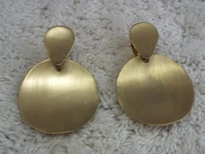 Pendientes con clip en tono dorado cepillado (D36) - Imagen 1 de 2
