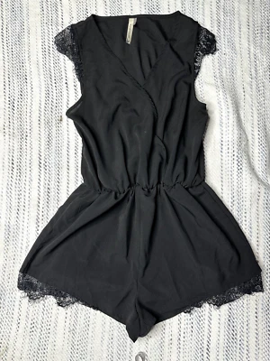 Mono Pantalones Cortos Grulla de Papel Pequeño Negro Encaje Manga Gorra Cuello en V Profundo Mameluco Mujeres Foto 1 de 4