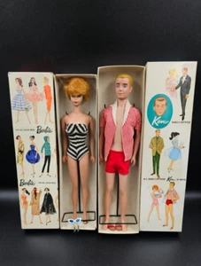 Vintage 60er Jahre Barbie und Ken Puppe mit Zubehör und Kleidung. - Bild 1 von 21