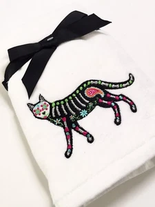 Neu mit Etikett 2 Stck. Kassa Fina Kätzchen Katze Skelett Totenkopf Handtuch weiß Baumwolle bestickt - Bild 1 von 4