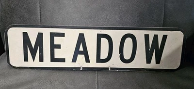 Letrero de calle vintage original MEADOW aluminio dos caras blanco negro 23,5"x 6" Foto 1 de 4