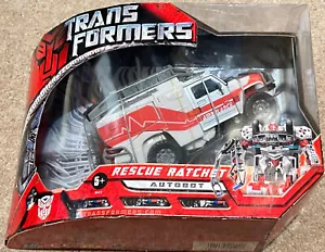 Transformers Voyager Class 2007 Movie Rescue Ratchet MISB - Picture 1 of 3