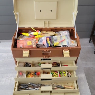Caja de aparejos de pesca vintage Plano 757 4 cajones con señuelos, pesas y mucho más Foto 1 de 4