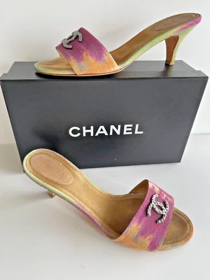 LMTD ED* CHANEL Gamuza TieDie ZAPATOS Acolchados Plateados Logo CC 3” Tacones 40 1/2 Deslizables Foto 1 de 4