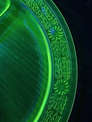 "Plato de cena floral segmentado de vidrio verde uranio vintage de 10,5""" Foto 1 de 4