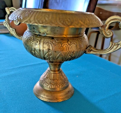 Antigua mini urna de latón bronce - quemador de incienso Foto 1 de 4