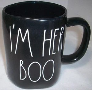 Taza negra de Halloween Magenta Rae Dunn: I"M HER BOO: EXCELENTE: SIN RESERVA - Imagen 1 de 4