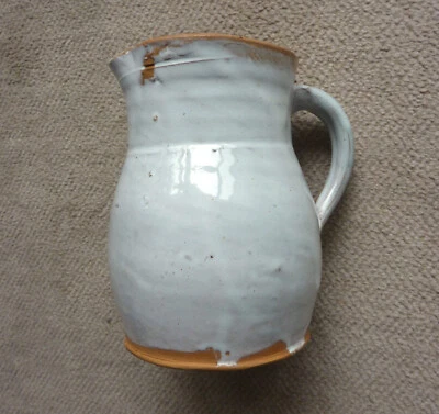 POT VASE OU CRUCHE À ANSE ANCIENNE EN TERRE CUITE À GLAÇURE BLANCHE - Photo 1/4