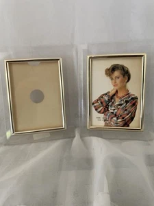 Par de marcos de fotos Lucite transparentes y adornos dorados 3x5 MCM vintage años 70 Taiwán - Imagen 1 de 8