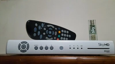 DECODER SKY HD 831 PIU DIGITAL KEY OTTIMO VISIONE HD LEGGE TUTTE LE SCHEDE SKY - Bild 1 von 4