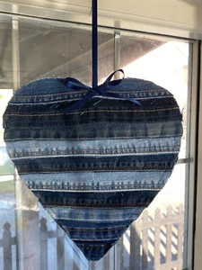 Dekoratives hängendes Textil Herz Wandbild handgefertigt aus Upcycling Denim Jeans - Bild 1 von 9
