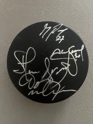Jeremy Roenick, Ed Belfour, Steve Larmer & others Autographed puck - Image 1 of 4