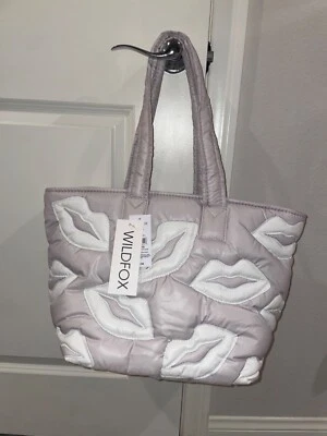 全新带标签! WILDFOX Puffer 尼龙嘴唇拉链托特包 98 美元 — 第 1/4 张图片