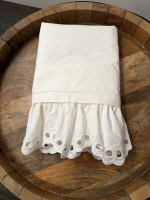 Funda de almohada Pottery Barn Teen LoveShackFancy con ojales estándar marfil 100 % algodón Foto 1 de 4