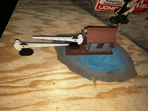 O Gauge Crossing Shack & 2 Gates - Picture 1 of 4
