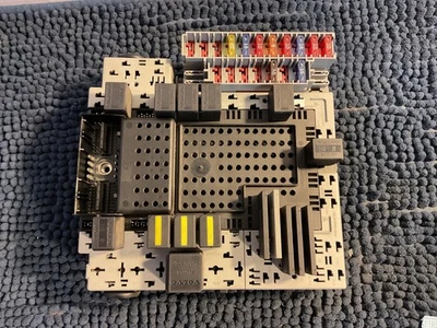 98 99 00 01 02 03 04 05 06 沃尔沃 S60 S80 机舱保险丝盒 8688153 — 第 1/4 张图片