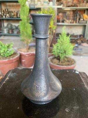 Antigua maceta de trabajo Bidri con incrustación de plata islámica mogol tallada a mano Foto 1 de 4