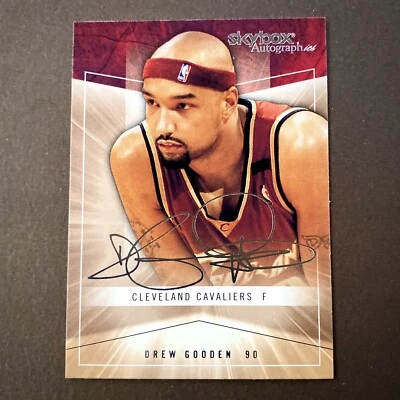 Camiseta deportiva Drew Gooden 2004 Skybox Autographics #38 como nueva de los Cavs facsímil automática Kansas Foto 1 de 4