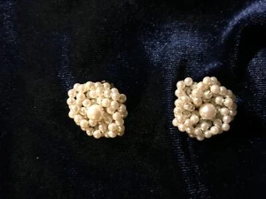Antique Gold Tone and Pearl Gradient Cluster Clip-on Earrings 1" ~ Beautiful - Picture 1 of 3