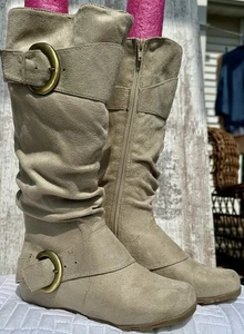 COLECCIÓN JOURNEE Botas Bufón Media Pantorrilla Mujer 6.5 Taupe Imitación Gamuza Cuña Oculta - Imagen 1 de 14