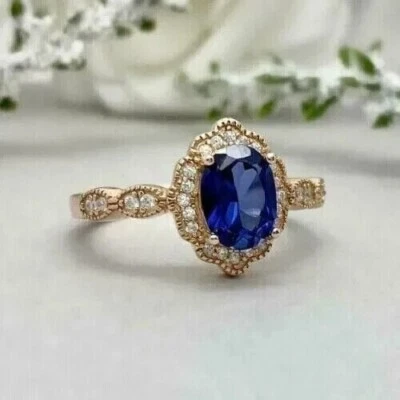 Anillo de compromiso con halo de zafiro azul simulado de corte ovalado de 2 quilates enchapado en oro rosa de 14 quilates Foto 1 de 4