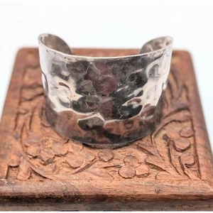 Brazalete modernista ancho martillado Taxco plata de ley - Imagen 1 de 9