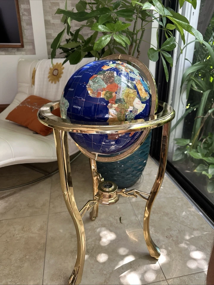 Globo de piedras preciosas decorativas con soporte de oro y brújula. Coleccionable de lujo. Foto 1 de 4