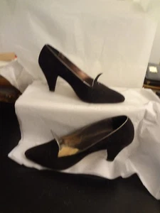 VINTAGE JULIANELLI SCHWARZE WILDLEDER-PUMPS MIT METALLBESATZ GRÖSSE 8 1/2   - Bild 1 von 9