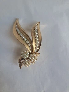 Signed Trifari Brooch Pin Long Leaf Flower Bouquet Faux Pearl Cluster Gold Tone - Picture 1 of 9