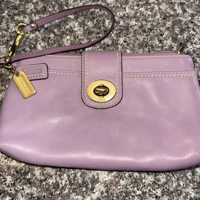 "Muñequera pequeña de cuero púrpura claro COACH / 9""x5""" Foto 1 de 4