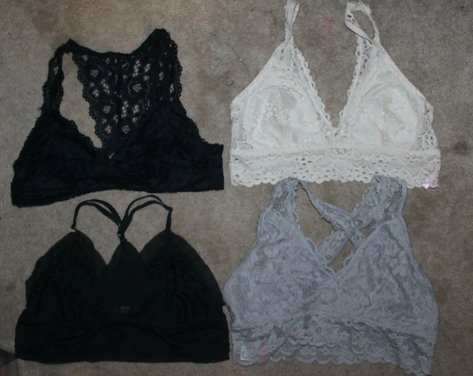 LOTE DE 4 * Jrs. Bralettes grandes de encaje (gris, negro, blanco; sin relleno) usados en excelente estado Foto 1 de 1