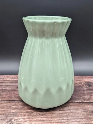 Jarrón contemporáneo verde espuma de mar borde ceñido acanalado 8" Foto 1 de 4