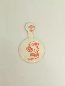 Insignia de alfiler de hojalata vintage de 1" ELSIE LOVES ME Borden publicidad láctea - Imagen 1 de 3