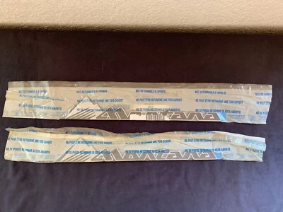 Dos emblemas de puerta de plástico Pontiac Montana 1999 a 2005 nuevos #10413185 Foto 1 de 4