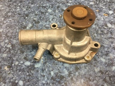 Toyota Corolla 1100 (1966-1972) *Nuevo* bomba de agua uniparte GWP1010 Foto 1 de 4