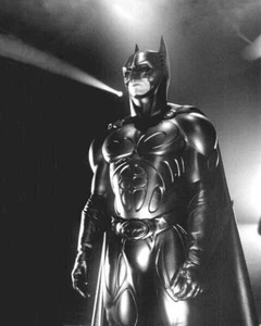 Val Kilmer striking pose as the caped crusader 1995 Batman Forever 24x36 poster - Picture 1 of 1